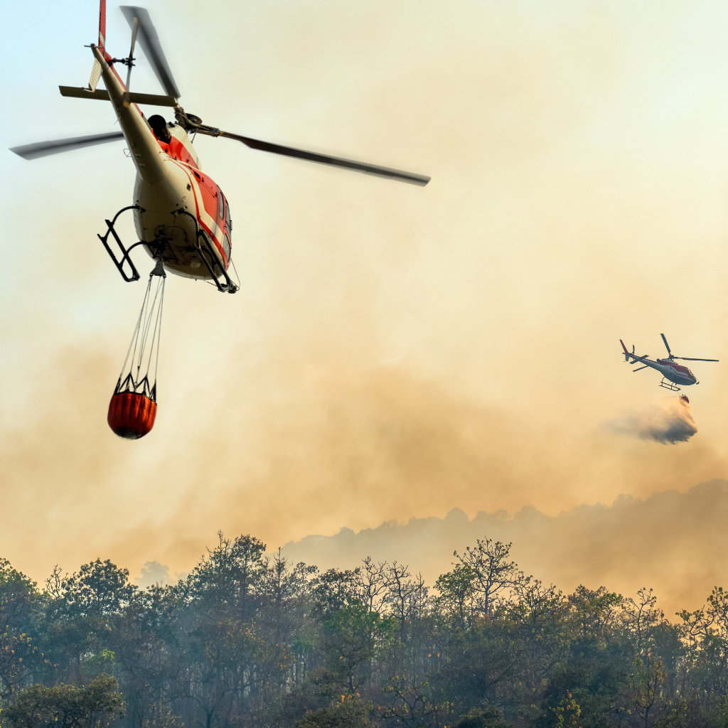 Hubschrauber fliegen Richtung Feuer