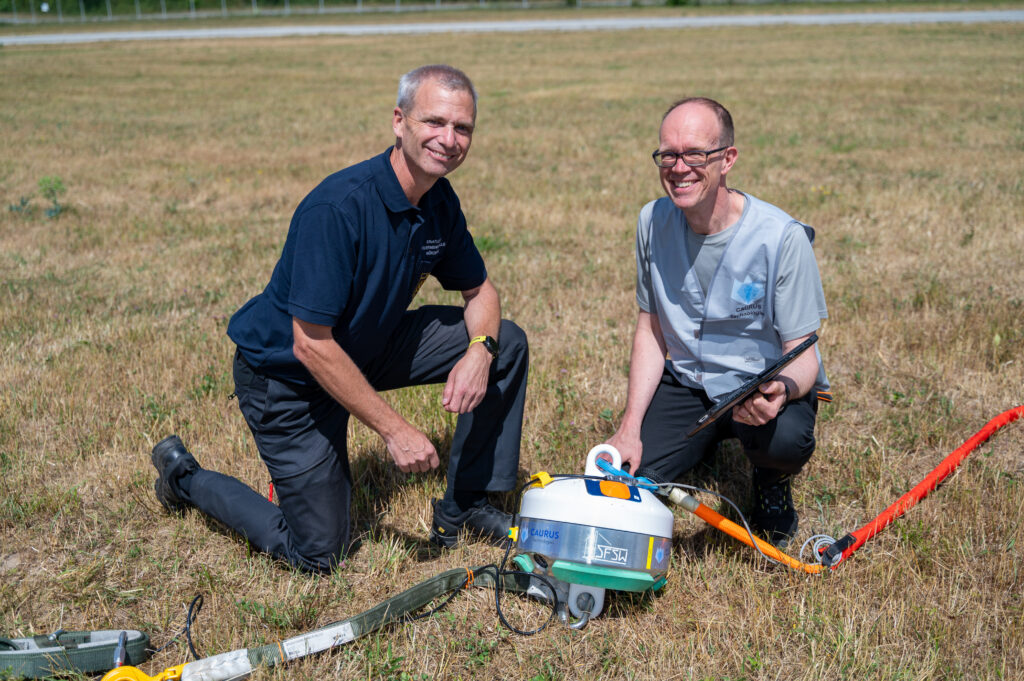Symbolises the handover of sensor to firefighters Bavaria