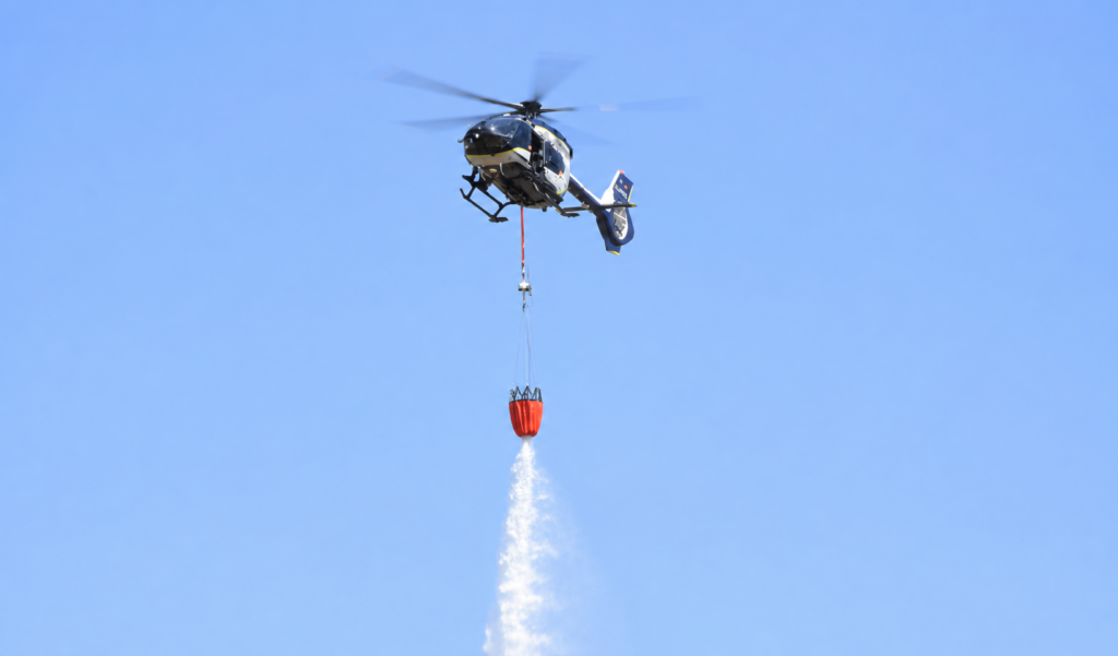 Illustriert den Löschwasserabwurf aus einem Bambi-Bucket