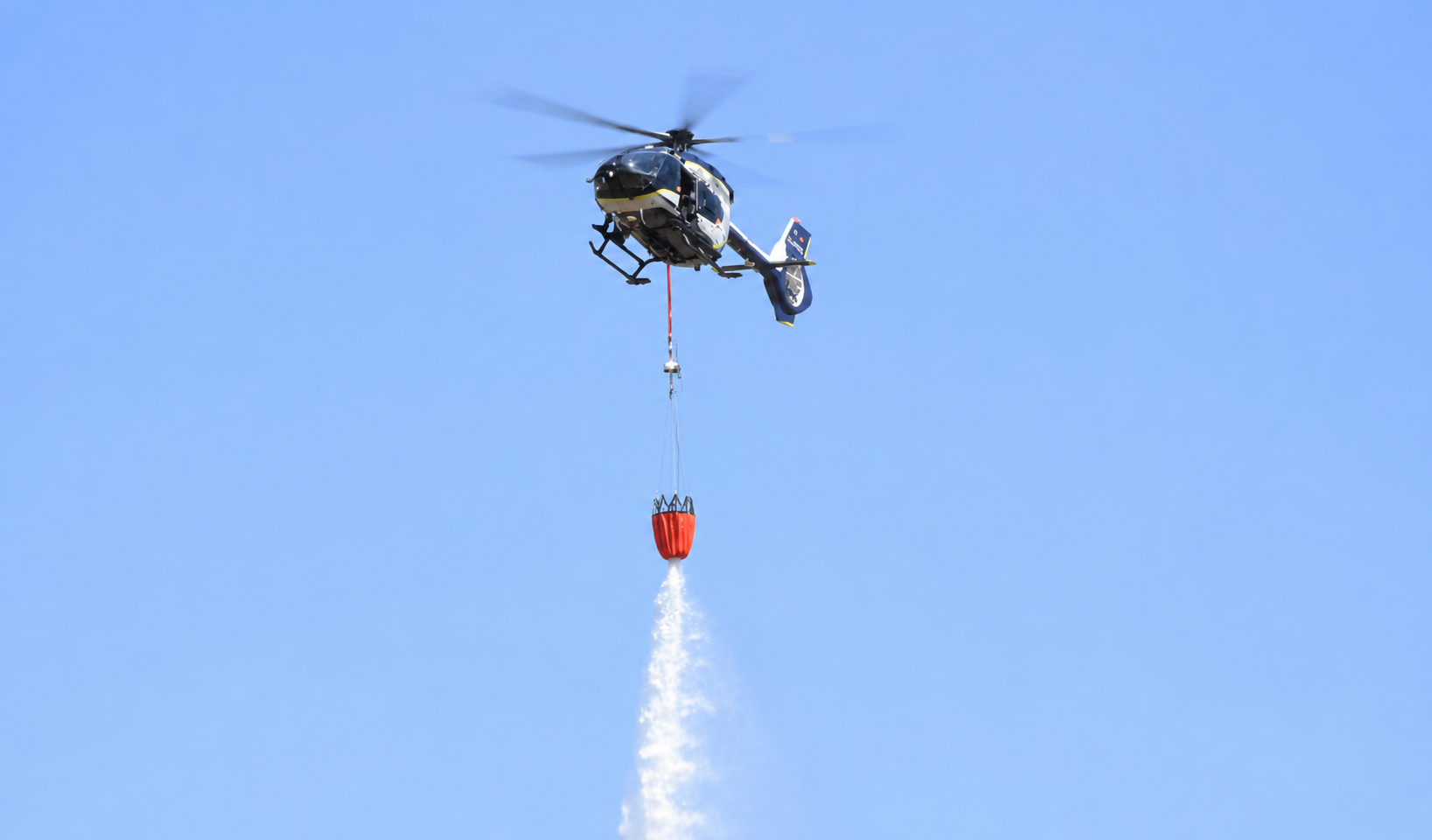 Bundespolizei Heli Bambi Wasserabwurf_quer